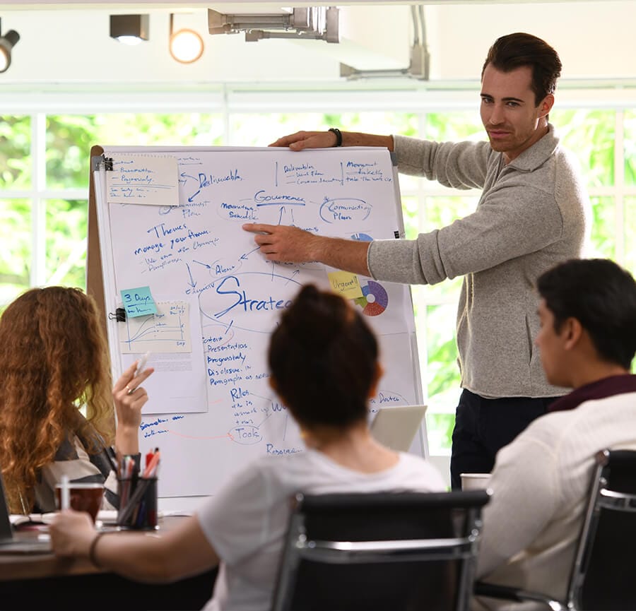 Banner de creación y diseño de páginas web a medida para estrategias comerciales