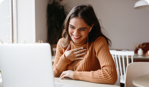 mujer-sonriente-computadora